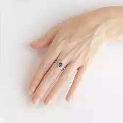 Solitario Contrariè con Tanzanite 6.50mm e 26 Diamanti foto indossata