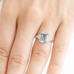 Anello Solitario con Acquamarina Ottagonale 10x8mm e 6 Diamanti foto indossata