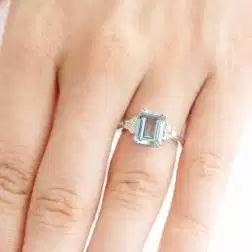 Anello Solitario con Acquamarina Ottagonale 10x8mm e 6 Diamanti foto indossata