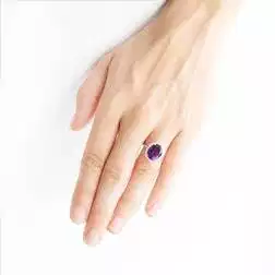 Anello Kate Oro Bianco con Ametista 12x10mm e 24 Diamanti foto indossata