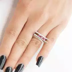 Anello Scultura Trilogy con Rubini foto indossata