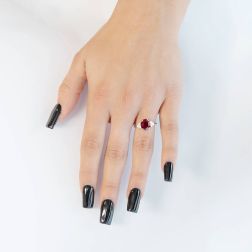 Anello Solitario con Rubino 9x8mm e 6 Diamanti foto indossata
