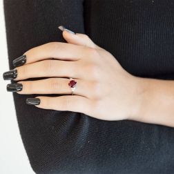 Anello Solitario con Rubino 9x8mm e 6 Diamanti foto indossata