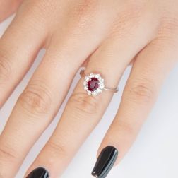 Anello Kate con Rubino 7x5mm e 10 Diamanti foto indossata