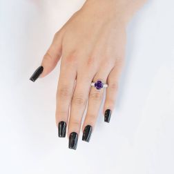 Anello Solitario Oro Bianco con Ametista contornato da Diamanti foto indossata