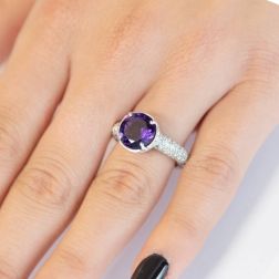 Anello Solitario Oro Bianco con Ametista contornato da Diamanti foto indossata