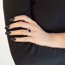 Anello Solitario Oro Bianco con Ametista contornato da Diamanti foto indossata