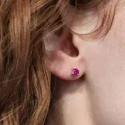 Orecchini Solitari con Rubini 0,730ct Castone a 3 cerchi foto indossata