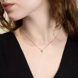 Girocollo Punto Luce Diamante 0.10ct Contornato foto indossata