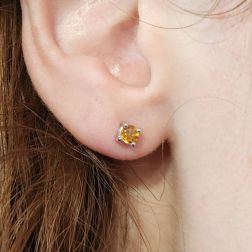 Orecchini Solitari con Topazio Citrino 3.5mm a 3 cerchi foto indossata