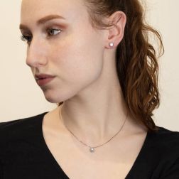 Orecchini Punto Luce Diamanti 0.17ct Contornati foto indossata