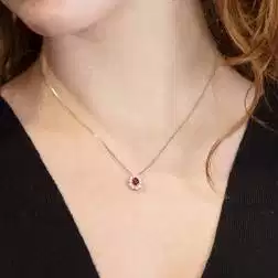 Collana Kate con Rubino 5x4mm e 10 Diamanti foto indossata