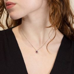 Collana Kate con Rubino 5x4mm e 10 Diamanti foto indossata