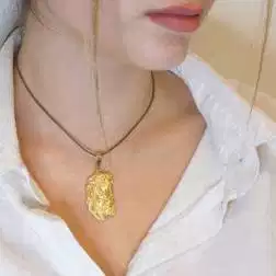 Medaglia Testa di Cristo oro giallo e diamanti foto indossata