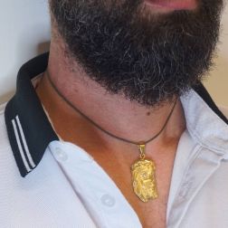 Medaglia Testa di Cristo oro giallo e diamanti foto indossata
