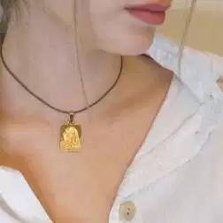 Ciondolo Madonna del Dito oro giallo foto indossata