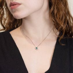 Collana Girocollo Kate con Smeraldo 5x4mm e Diamanti foto indossata