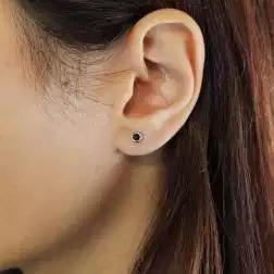 Orecchino Zaffiro Circle 4,5mm foto indossata