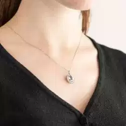 Ciondolo Kate con Acquamarina 10x9mm e Diamanti foto indossata