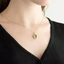 Ciondolo Kate con Peridoto 11x9mm e Diamanti foto indossata