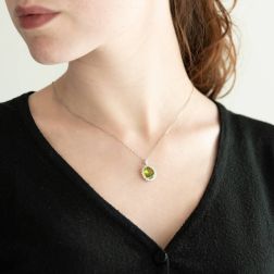 Ciondolo Kate con Peridoto 11x9mm e Diamanti foto indossata