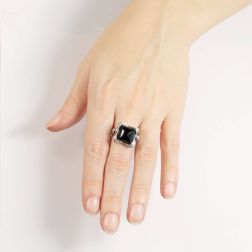 Anello Onice a Piramide con 20 Diamanti ai lati foto indossata