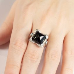 Anello Onice a Piramide con 20 Diamanti ai lati foto indossata