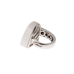 Design Ring with Oval Peridot and White Agate