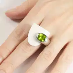 Anello Design con Peridoto Ovale e Agata Bianca foto indossata