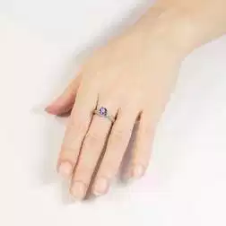 Solitario Sfalsato con Tanzanite 5,5mm e 30 Diamanti foto indossata