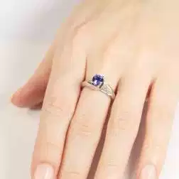 Solitario Sfalsato con Tanzanite 5,5mm e 30 Diamanti foto indossata