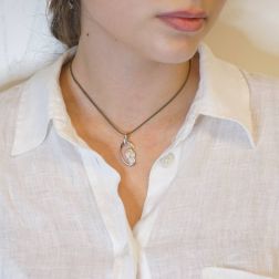 Ciondolo Volto di Gesù oro bianco indossata