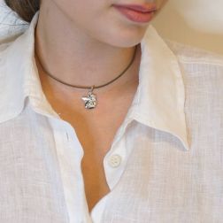 Ciondolo Angioletto oro bianco indossato