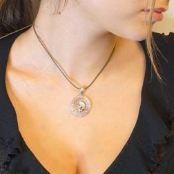 Ciondolo Cerchi con Madonnina che prega oro bianco