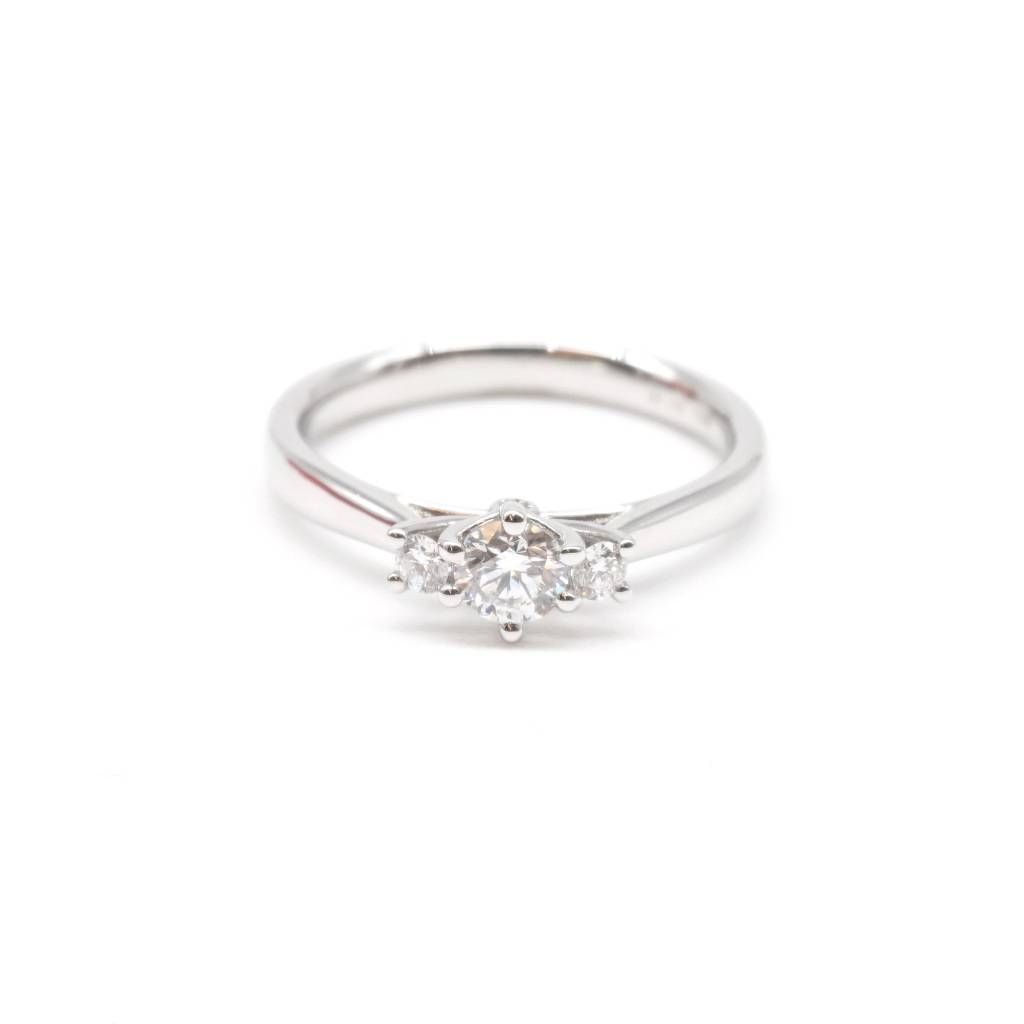 Anello Trilogy in Platino con Diamante centrale GIA 0.30 ct