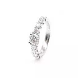 Anello Solitario in Platino con diamanti sul gambo e Diamante centrale GIA 0.61 ct
