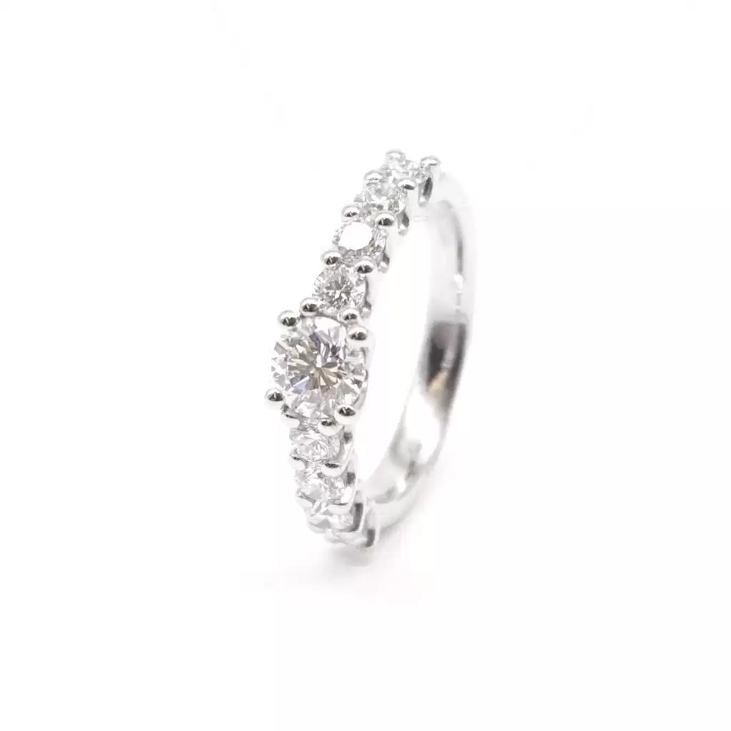 Anello Solitario in Platino con diamanti sul gambo e Diamante centrale GIA 0.61 ct