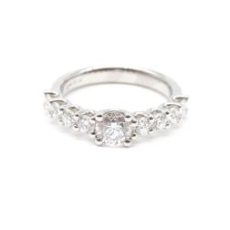 Anello Solitario in Platino con diamanti sul gambo e Diamante centrale GIA 0.61 ct