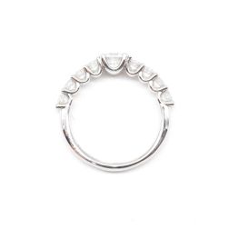 Anello Solitario in Platino con diamanti sul gambo e Diamante centrale GIA 0.61 ct