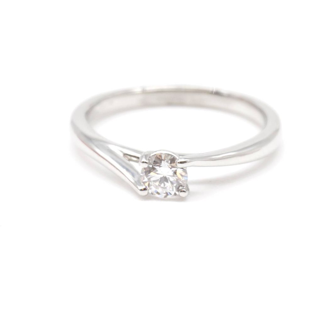 Platinum Engagement Ring with GIA certified diamond 0,30 ct