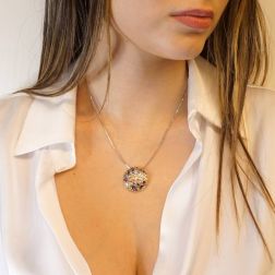 Collana in oro bianco con Ciondolo Coriandoli in oro rosa foto indossata