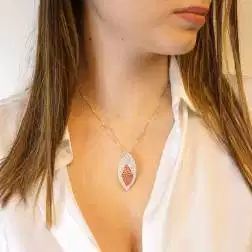 Collana Foglia Scintillante Foto Indossata
