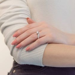 photo worn of Surrounded Solitaire Ring with center of 0,70ct