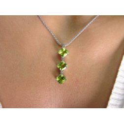 Collana Trilogy Peridoto Carrè e Diamanti Foto indossata
