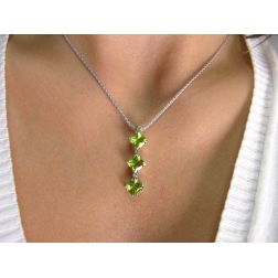 Collana Trilogy Peridoto Carrè e Diamanti Foto indossata