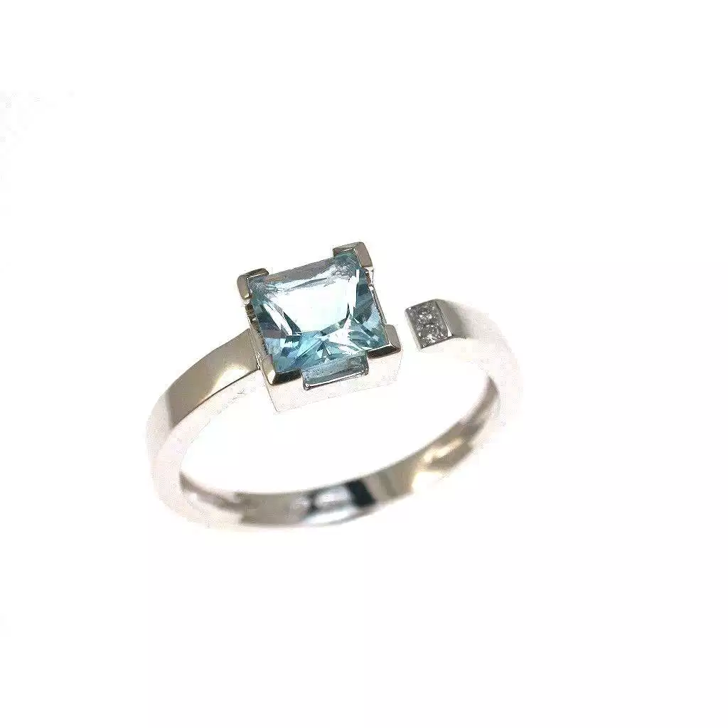 Anello Solitario Acquamarina e Diamanti