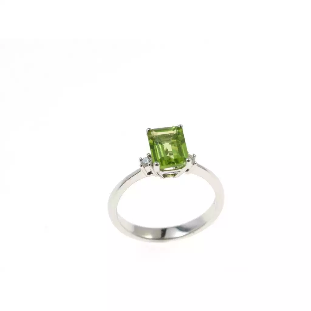 Anello Solitario con Peridoto 8mm x 6mm e 2 Diamanti Oro Bianco