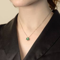 Collana Fiore Smeraldi Foto indossata