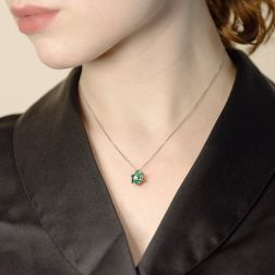 Collana Fiore Smeraldi Foto indossata