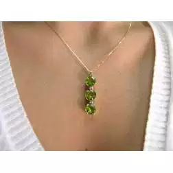 Collana Trilogy Peridoto Rotondo e Diamanti foto indossata
